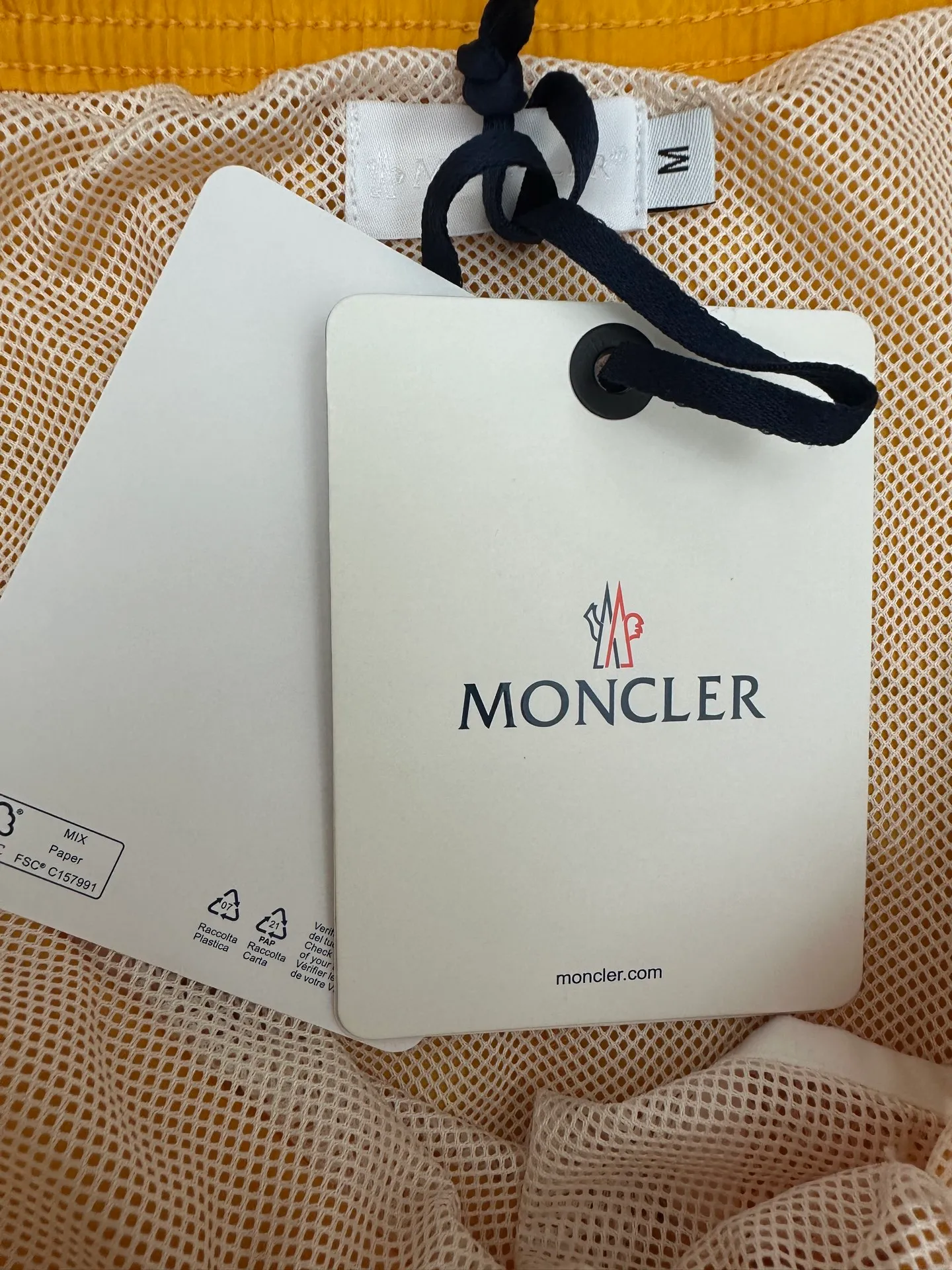 P163💰Moncler Yellow 2026ss 、 ， Yellow ， ， Classic Moncler ， + ， 、 ， + 。 ： ， ， ：100% ， 、 Breathable， ：100% ， ， ， Moncler 。（ 1.78/140 M ） Sizes：S、M、L、XL、